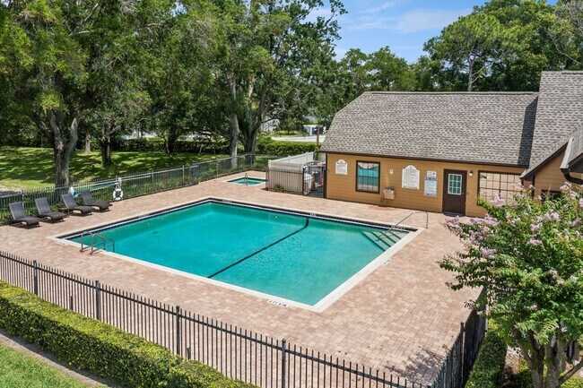 Building Photo - 380 Lakepointe Dr