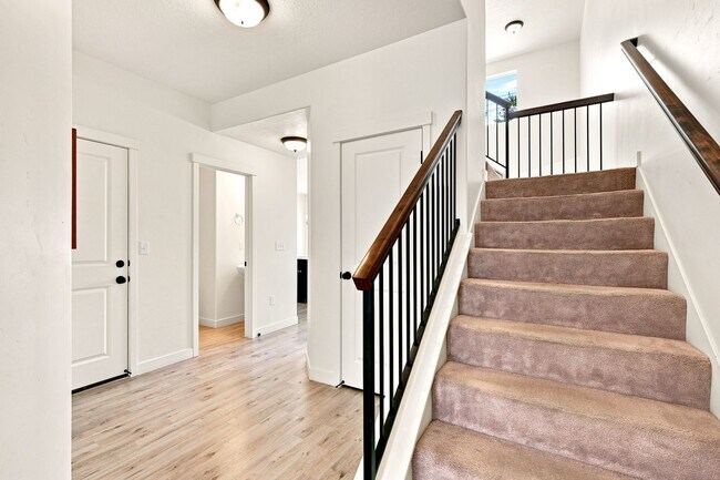 Building Photo - 3 Bedroom 2.5 Bathroom Townhome in Bluffdale!