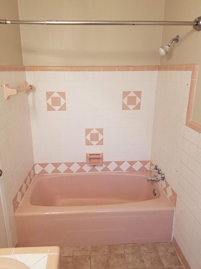 Building Photo - Charming 3BD/2BA Two-Story Home with Pictu...