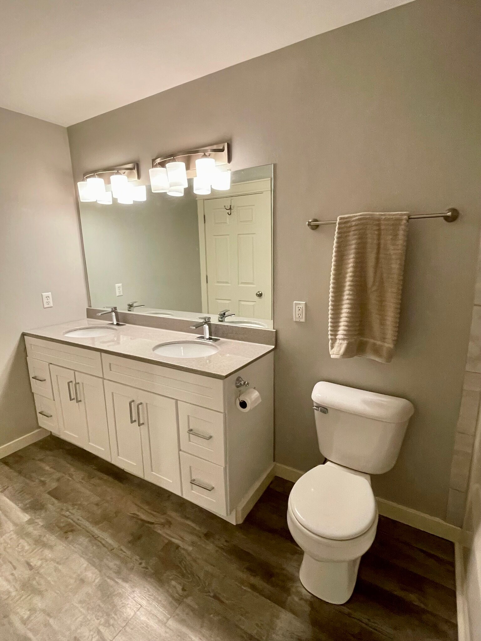 Double vanity - 7014 S Cannon Place Dr