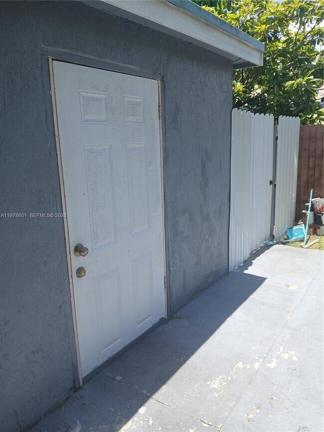 Building Photo - 6471 SW 27th St