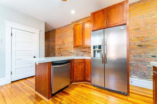 Building Photo - 557 S 6th St