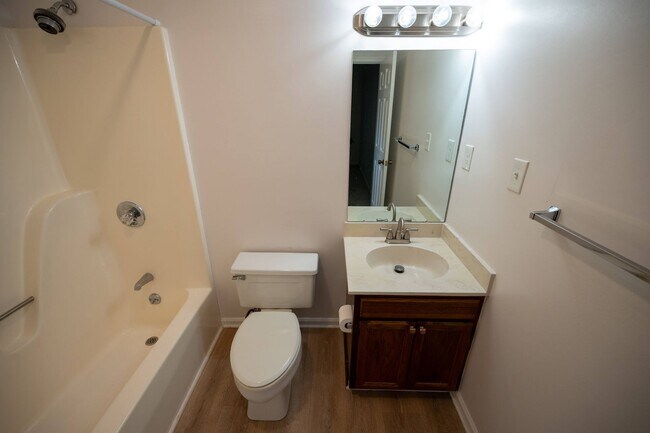 Building Photo - Beautifully Updated 2-Bedroom Condo in Fiv...