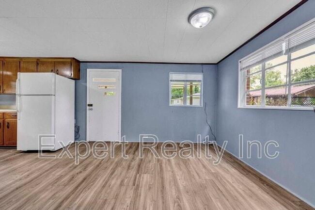 Building Photo - 216 Meadowood Ave