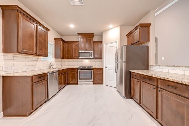 Building Photo - 421 N Amherst Dr