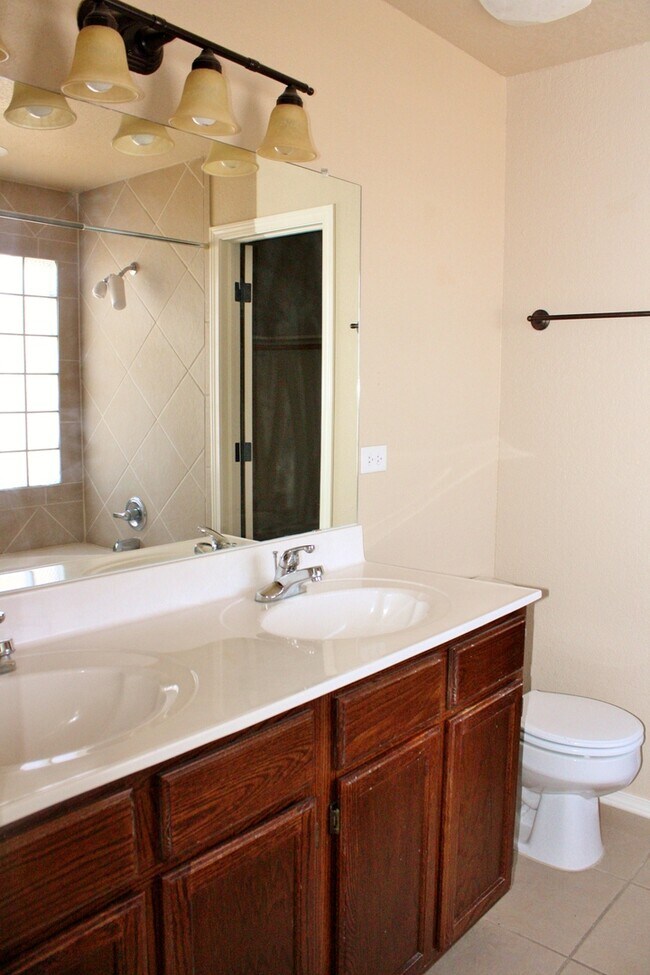 Building Photo - ELEGANT EASTSIDE HOME FOR RENT