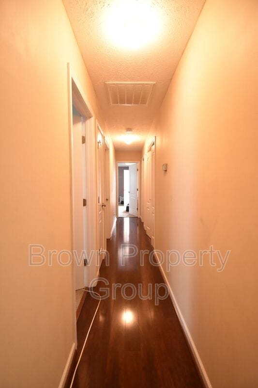 Building Photo - 214 Cross Creek Dr