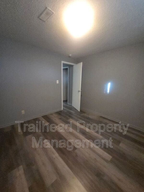 Building Photo - 905 Madison St