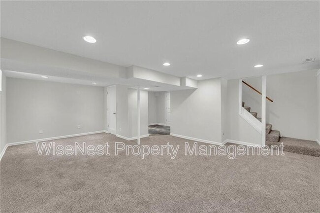 Building Photo - 305 NW Shamrock Ave