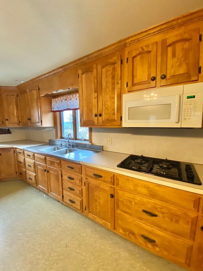 Building Photo - Peaceful Country Living - 4 BR / 3BA