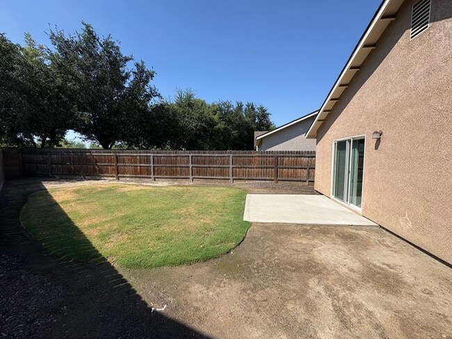 Building Photo - Tulare home move-in ready!