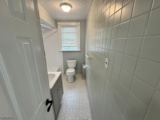 Building Photo - 156 Brown Ave
