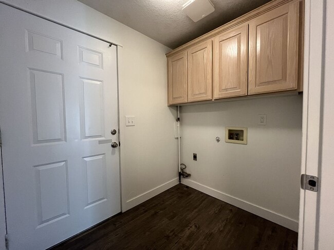 Building Photo - Beautiful Single-Level 3 Bedroom Home with Modern Kitchen and Open Floor Plan