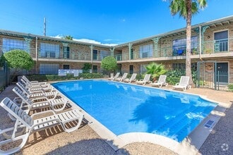 Sparkling Pool - Tanglewood Place Apartments