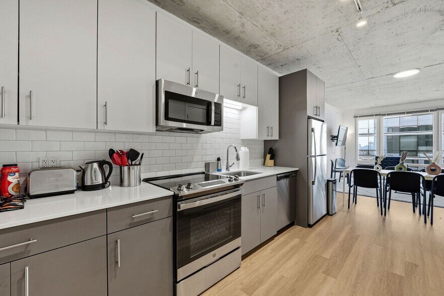 Building Photo - 853 W Blackhawk St