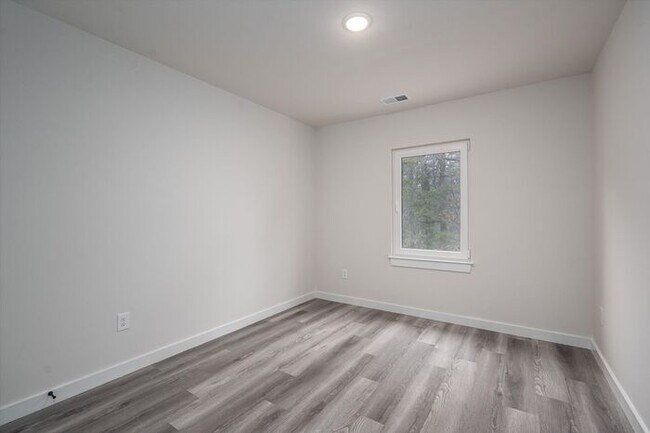 Building Photo - Brand-New Luxury Townhomes – Move-In Speci...