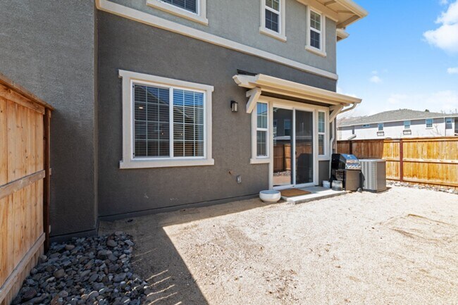 Building Photo - Beuatiful Townhome in Northwest Reno!