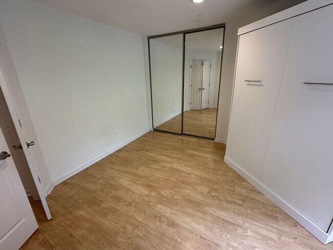 Building Photo - Waterfront Condo for Rent in the gated com...