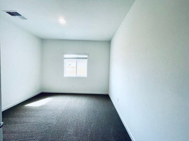 Building Photo - Newer 4 Bedroom Home, 3 car garage