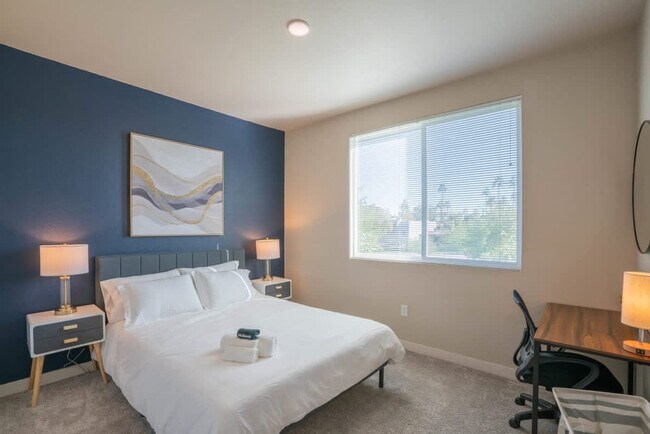 Building Photo - 1890 S Country Club Way