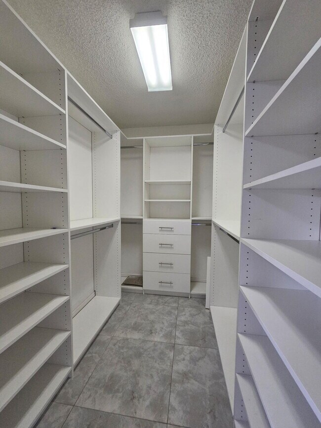 Building Photo - 331 Cypress Way W