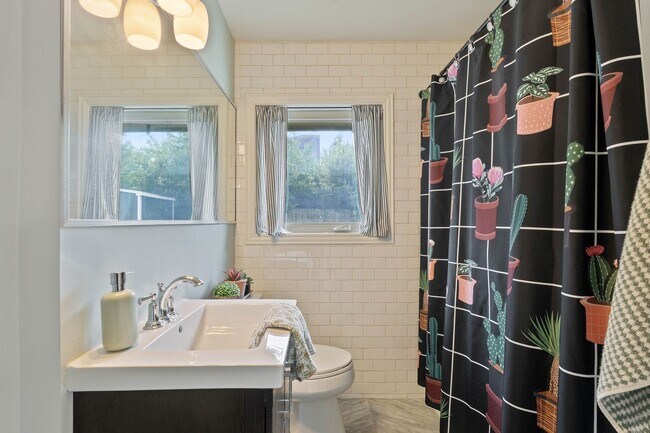 Building Photo - 1119 W 30th St