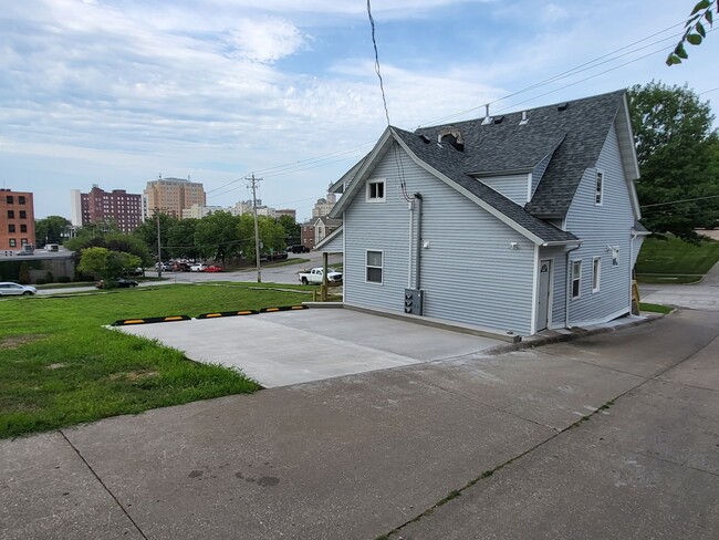 Building Photo - Pershing Avenue