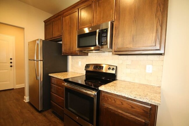 Building Photo - Beautifully Upgraded 3/2 Duplex w/ Garage & Fenced Yard | Off Camp Bowie!