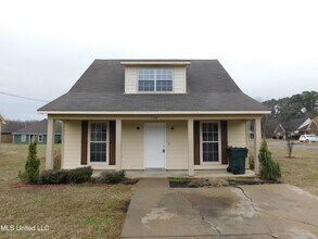 Building Photo - 144 Flower Cir