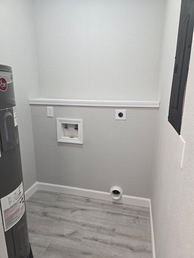 Building Photo - 2 Bedroom 1.5 Bath Townhouse Apt in Osage Beach!