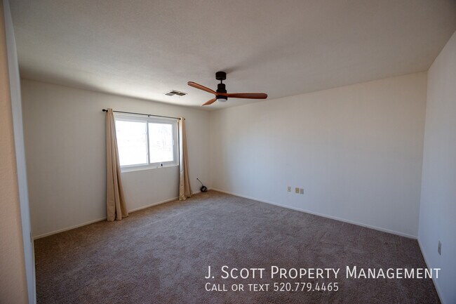 Building Photo - 1421 W Camino Ct