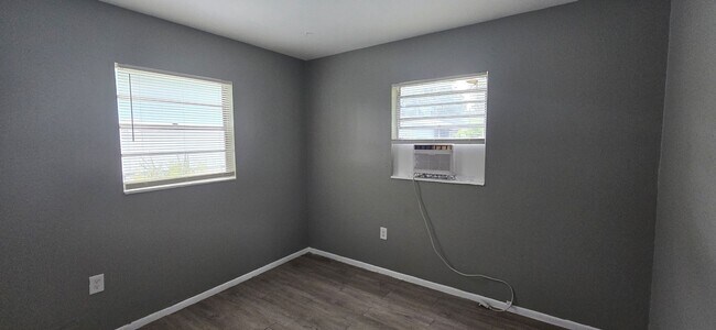 Building Photo - 2/1 move In Ready
