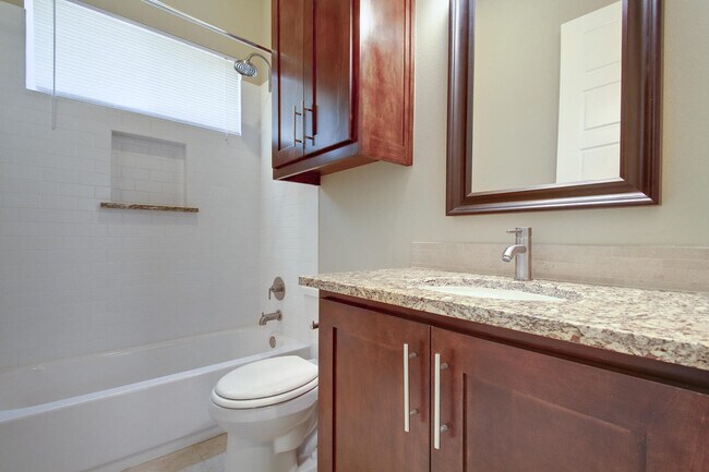 Building Photo - UT PRE-LEASE: Wood Floors, North Campus, Large Living Space, 2011 Construction, Custom High End K...