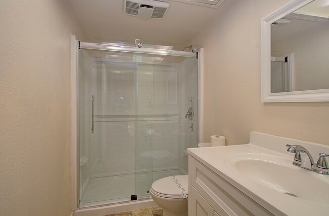 Building Photo - Bright 3 Bedroom 2 Bath Home in Pinebrook! Stainless Appliance Package