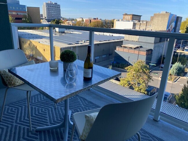 Building Photo - Luxury Fully Furnished Condo Downtown Salem Is Available