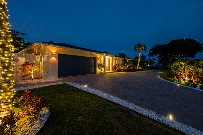 Building Photo - 3255 Lakeview Blvd