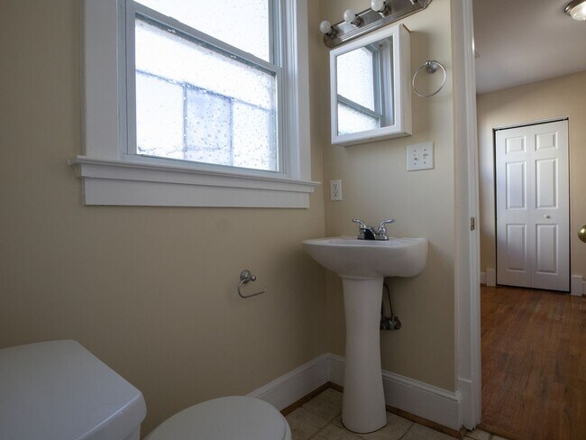 Building Photo - Spacious 2-Bed/1-Bath Ground Floor Apt w/ Patio & Yard in Manchester!