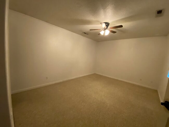 Building Photo - "2-Bedroom Townhouse with 2 Full Baths in the Heart of Saint George - Spacious 1,290 Sq. Ft. Retr...