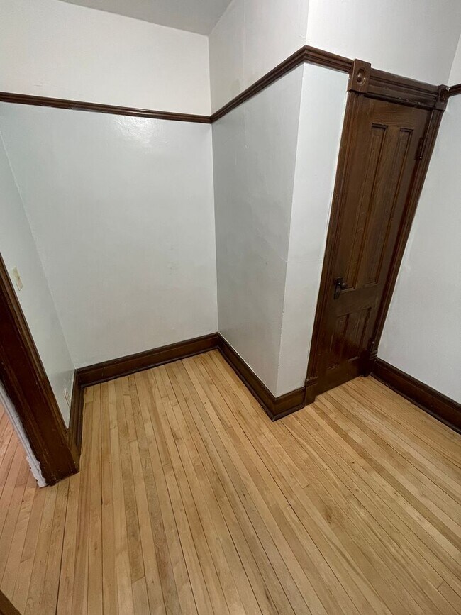 Building Photo - 1302 W 1st St