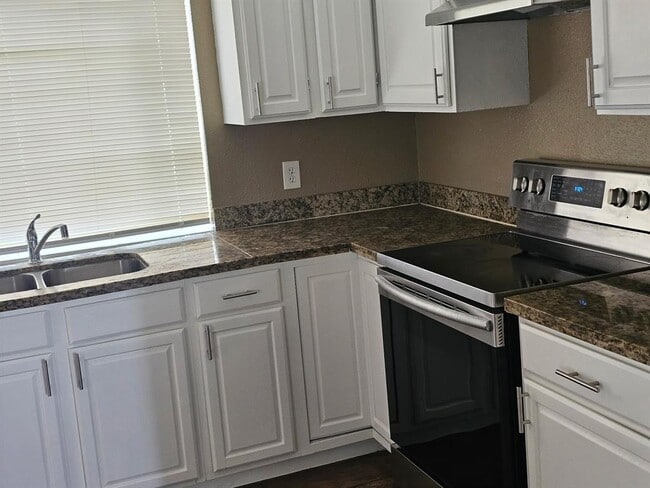 Building Photo - 2307 Edgedale Dr