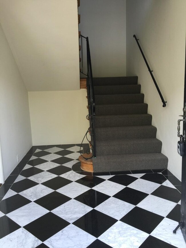 Building Photo - 515 N El Camino Real