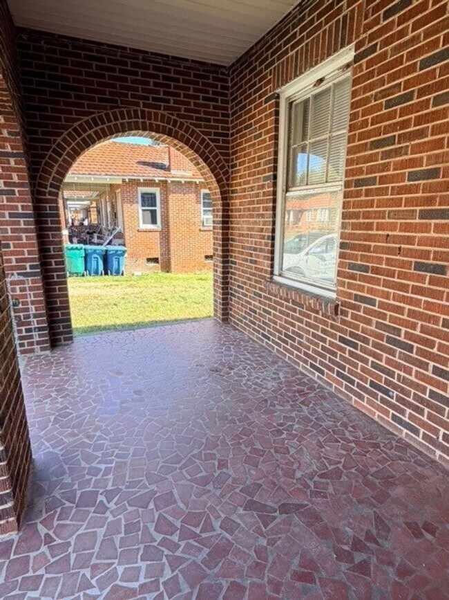 Building Photo - 727 Truett Ave