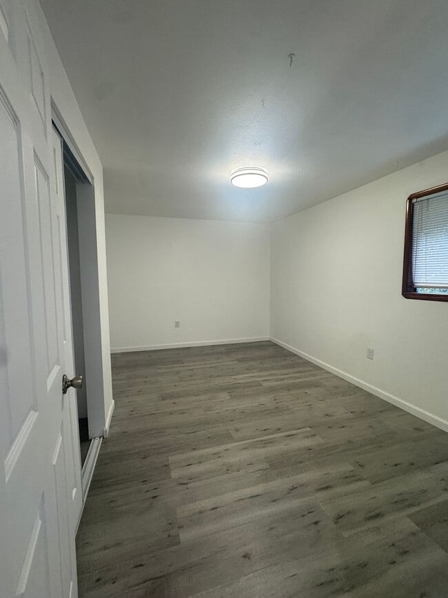 Building Photo - Lovely In-Town Shelton Home!