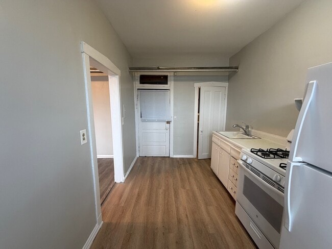 Building Photo - 3224 N Karlov Ave