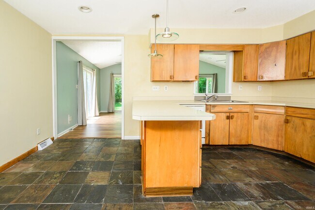 Building Photo - 117 N Hillsdale Dr