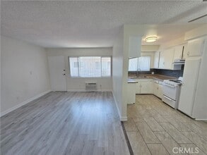 Building Photo - 15436 Vanowen St