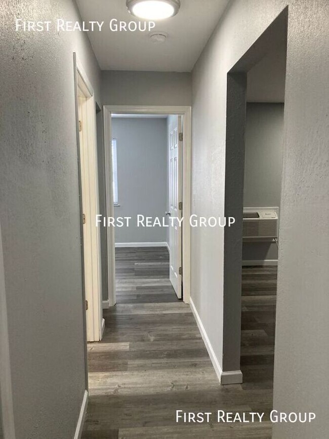 Building Photo - 2 Bedroom, 1 Bath Apartment for Rent, Move...