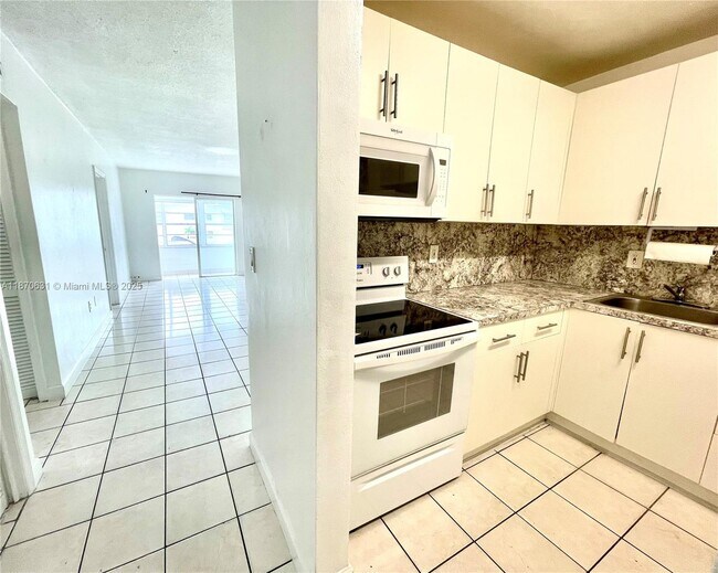 Building Photo - 110 Royal Palm Rd