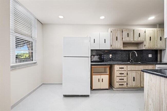 Building Photo - 250 Jacaranda Dr