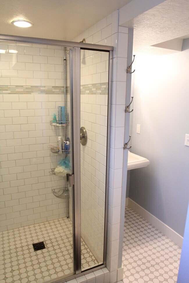 Building Photo - Beautiful Large Home in the Avenues